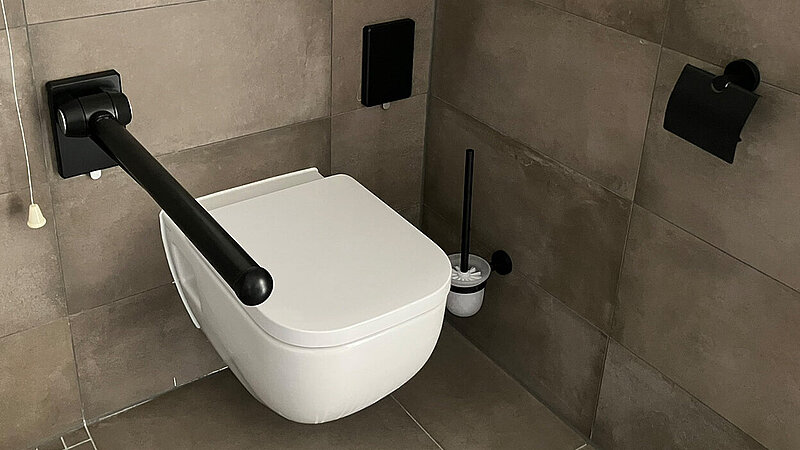 XSE support rail in black with Accessories from Erlau’s Circle range in a resident’s bathroom