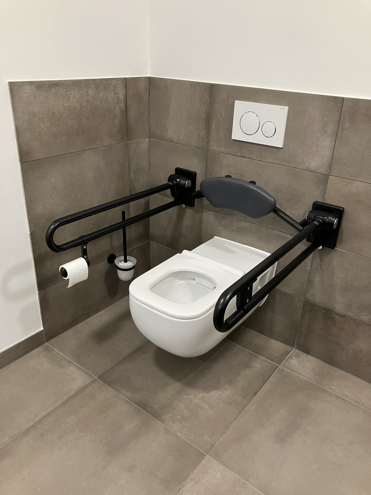 Stützklappgriff und Rückenstütze in Schwarz Matt der Marke Erlau am WC im Seniorenwohnen Stephanskirchen