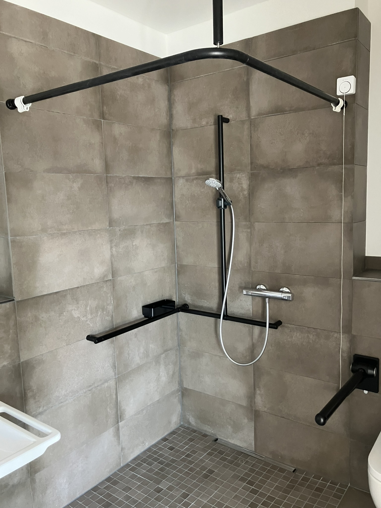 Duschvorhangstange und Duschhandlauf in Schwarz Matt der Marke Erlau in der Dusche im Seniorenwohnen Stephanskirchen