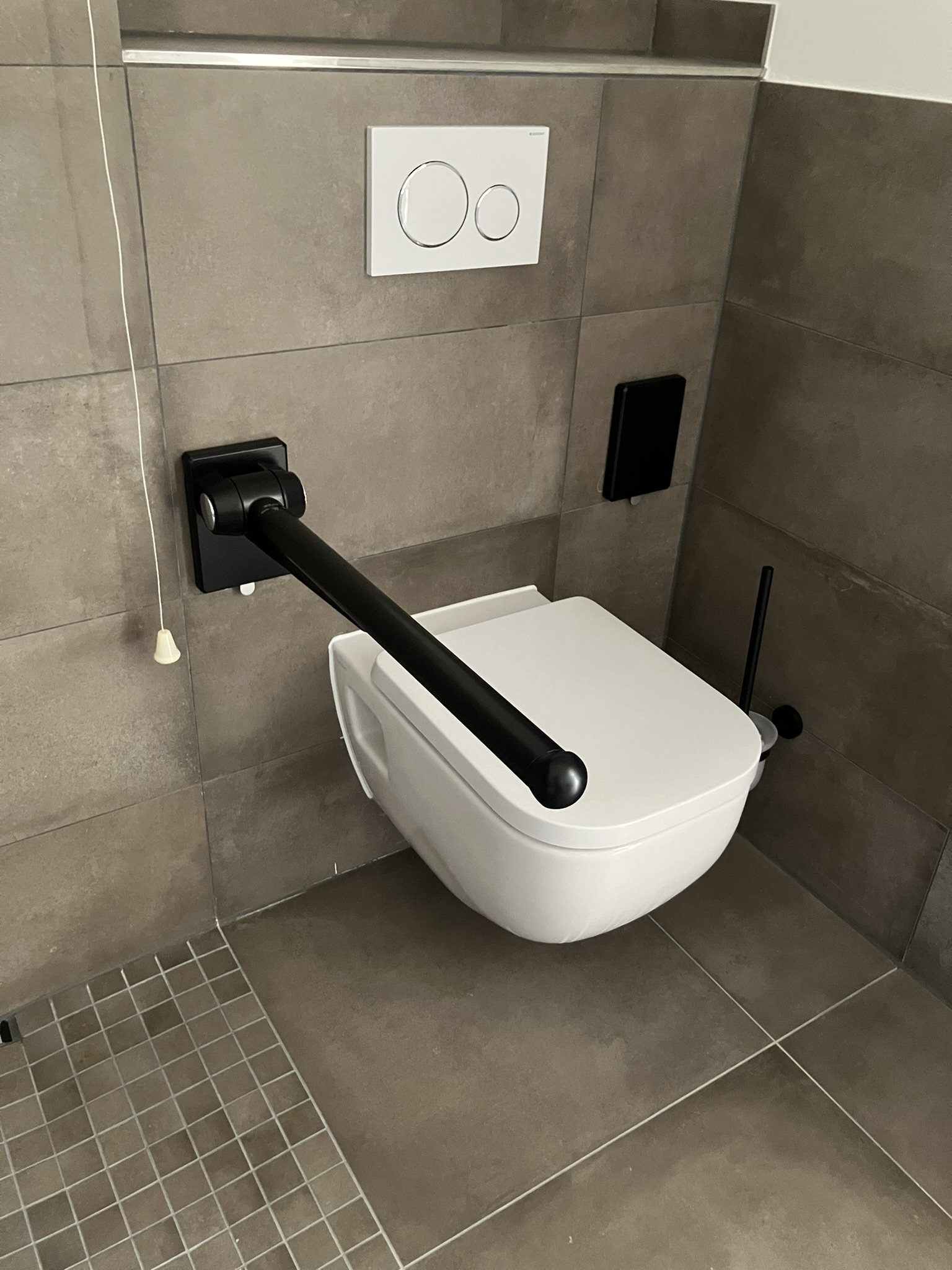 Stützklappgriff in Schwarz Matt der Marke Erlau am WC im Seniorenwohnen Stephanskirchen